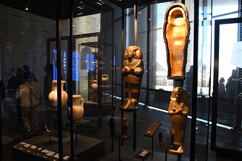 68 MAK_7213.jpg - Piccoli sarcofagi dorati rinvenuti nella sepoltura.